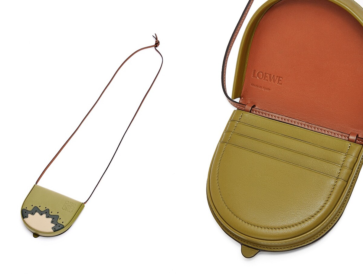 Loewe Heel綠色小牛皮奇異果圖案肩背包，售價NT $19,000