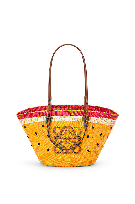 Loewe Iraca棕櫚纖維拼小牛皮百香果編織籃，售價NT $31,000