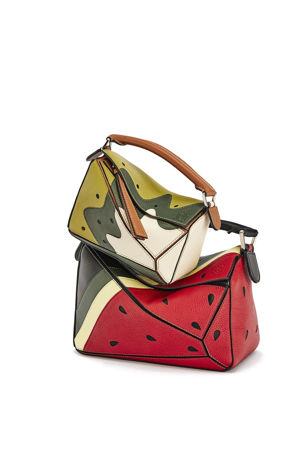 Loewe Puzzle水果圖案系列經典小牛皮肩背提包（迷你），售價NT$75,000/（小）NT$108,000