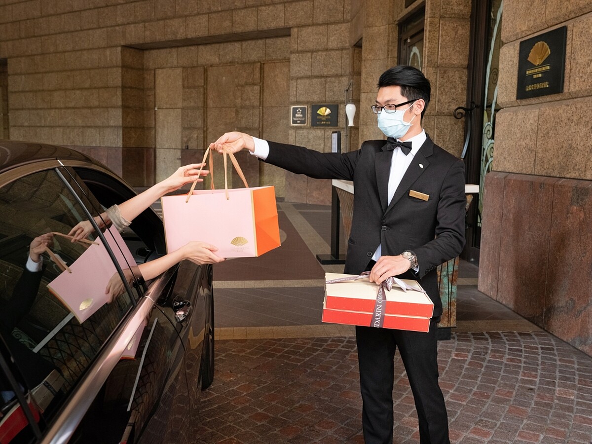 酒店大廳正門的禮賓服務台提供免下車取餐服務