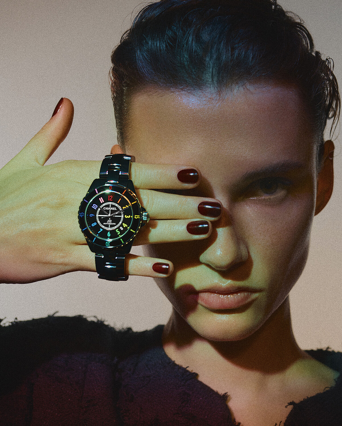 J12 Electro 腕錶 限量發行1255 枚。 黑色抗磨精密陶及精鋼錶殼。 藍寶石水晶錶背。 精鋼單向旋轉錶圈搭配螢光彩虹色時標。 旋入式精鋼錶冠鑲嵌凸圓形黑色抗磨精密陶瓷。 黑色漆面錶盤搭配螢光彩虹色時標。 黑色抗磨精密陶瓷錶帶，搭配精鋼三層折疊式錶扣。 Caliber 12.1：自動上鍊機械機芯，經 COSC* 認證。 防水深度：200米 。 功能：時、分、秒及日期顯示 。 直徑：38毫米。 *瑞士官方天文台測試組織 建議售價NTD 254,000元