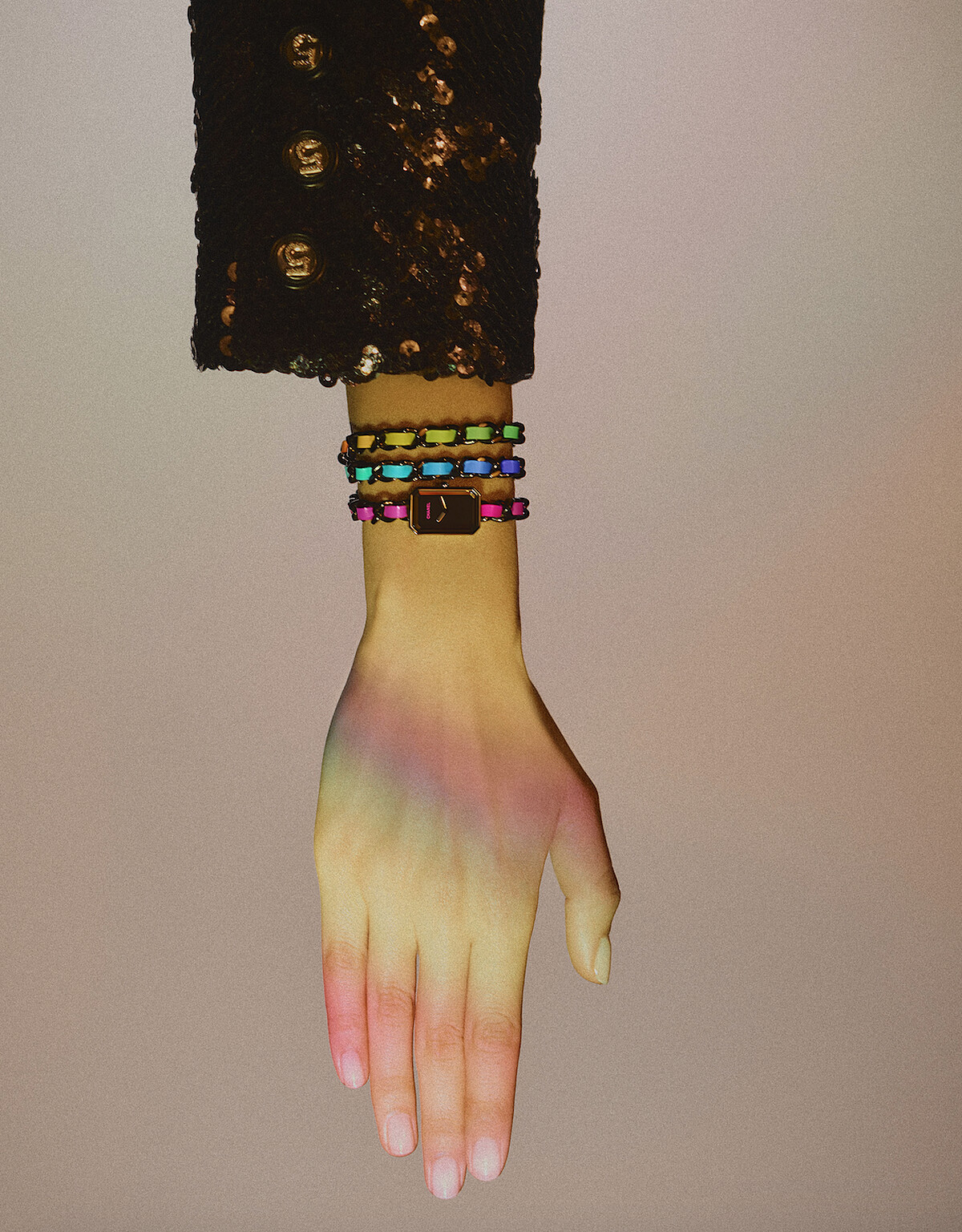 Premi&egrave;re Electro腕錶 限量發行555 枚。 經黑色ADLC類鑽碳處理的精鋼錶殼，。 精鋼錶背。 精鋼錶冠鑲嵌凸圓形瑪瑙。 黑色漆錶盤搭配螢光粉紅