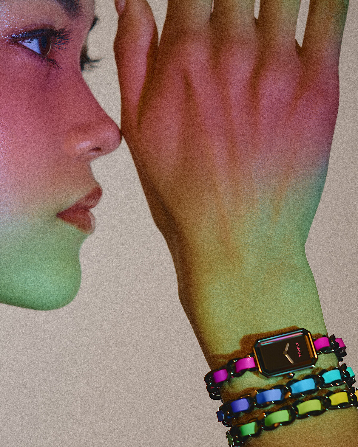 Premi&egrave;re Electro腕錶 限量發行555 枚。 經黑色ADLC類鑽碳處理的精鋼錶殼，。 精鋼錶背。 精鋼錶冠鑲嵌凸圓形瑪瑙。 黑色漆錶盤搭配螢光粉紅