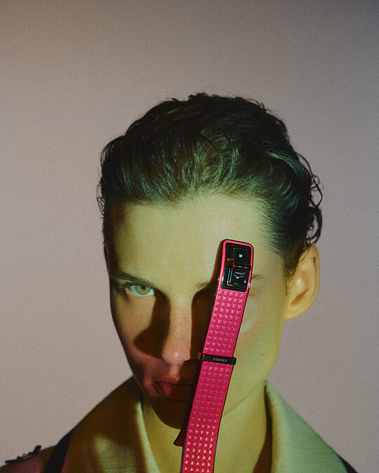 Code Coco Electro 腕錶 限量發行255 枚。 經黑色ADLC類鑽碳處理精鋼錶殼，搭配螢光粉紅菱格紋小牛皮。 經黑色ADLC類鑽碳處理的精鋼錶圈。 黑色漆錶盤鑲嵌1顆重約0.05克拉公主式切割鑽石。 螢光粉紅菱格紋小牛皮錶帶搭配黑色飾邊及內襯。 高精準石英機芯。防水深度：30米。 功能：時、分顯示。 尺寸：39.3 x 25.0 x 8.8 毫米。 鑽石：1顆重約0.05克拉公主式切割鑽石。 建議售價NTD 210,000元