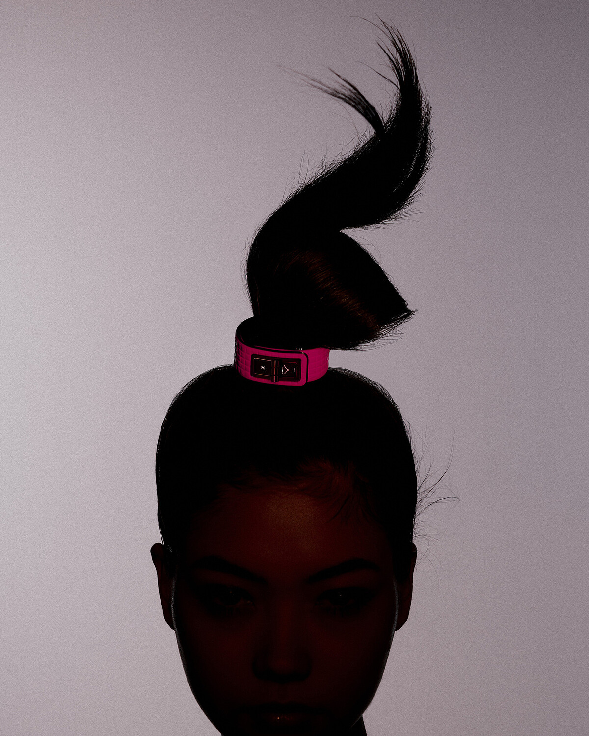 Code Coco Electro 腕錶 限量發行255 枚。 經黑色ADLC類鑽碳處理精鋼錶殼，搭配螢光粉紅菱格紋小牛皮。 經黑色ADLC類鑽碳處理的精鋼錶圈。 黑色漆錶盤鑲嵌1顆重約0.05克拉公主式切割鑽石。 螢光粉紅菱格紋小牛皮錶帶搭配黑色飾邊及內襯。 高精準石英機芯。防水深度：30米。 功能：時、分顯示。 尺寸：39.3 x 25.0 x 8.8 毫米。 鑽石：1顆重約0.05克拉公主式切割鑽石。 建議售價NTD 210,000元