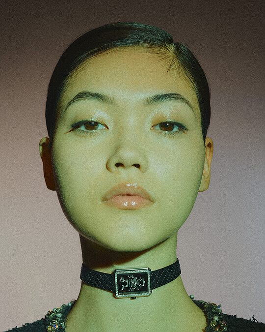 BOY&middot;FRIEND Electro 腕錶 限量發行55 枚。 精鋼錶殼。 精鋼錶圈鑲嵌64顆總重約0.71克拉明亮式切割鑽石。 精鋼錶冠，鑲嵌黑色凸圓形尖晶石。 飾以機器人圖騰黑色錶盤，鑲嵌78顆總重約0.12克拉明亮式切割鑽石。 可替換式黑色菱格紋小牛皮錶帶飾以螢光粉紅內襯。 高精準石英機芯。 防水深度：30米。 功能：時、分顯示。 尺寸：34.6 x 26.7 x 7.3毫米。 鑽石：共142顆總重約0.83克拉明亮式切割鑽石。 建議售價NTD 494,000元