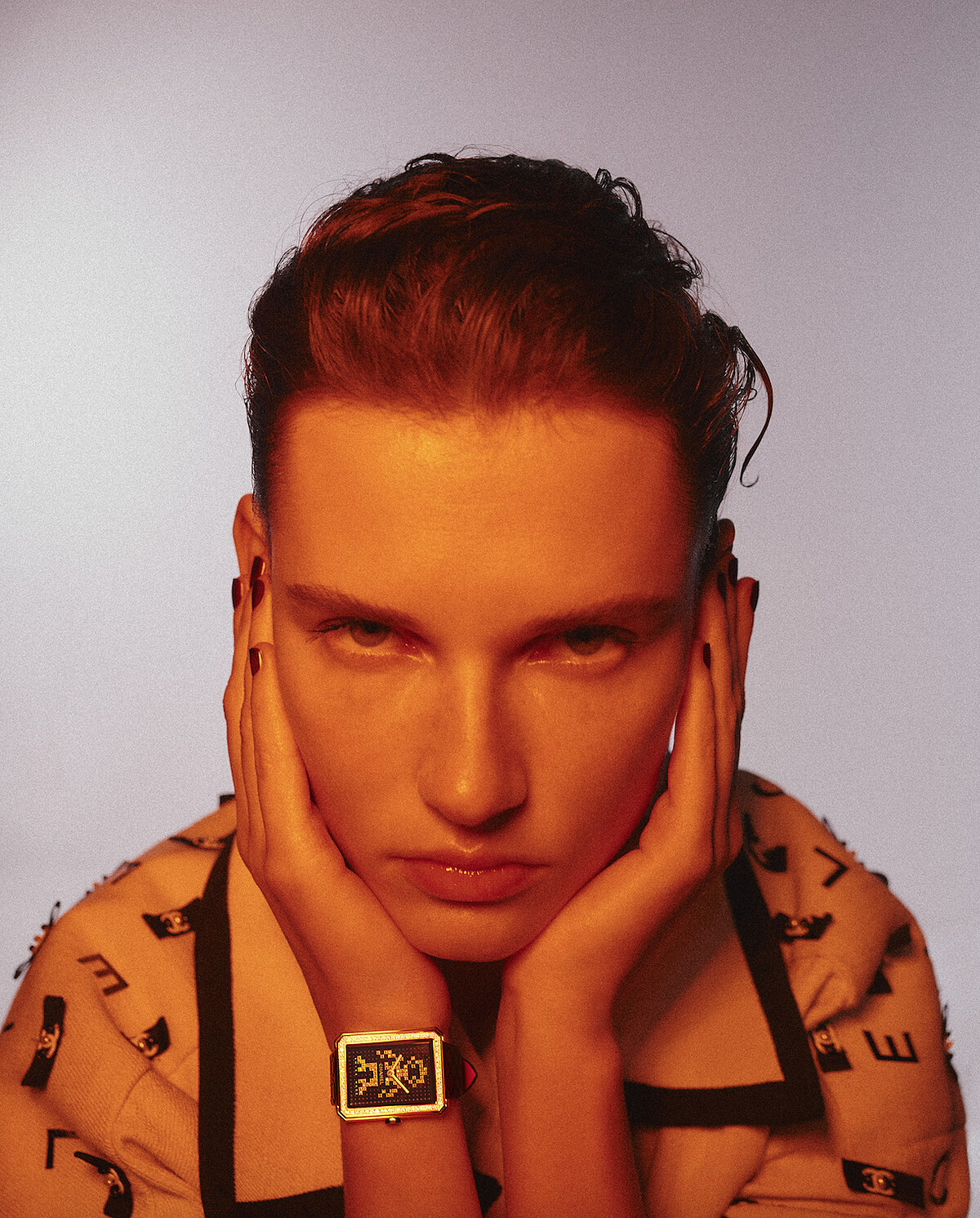 BOY&middot;FRIEND Electro 腕錶 限量發行55 枚。 精鋼錶殼。 精鋼錶圈鑲嵌64顆總重約0.71克拉明亮式切割鑽石。 精鋼錶冠，鑲嵌黑色凸圓形尖晶石。 飾以機器人圖騰黑色錶盤，鑲嵌78顆總重約0.12克拉明亮式切割鑽石。 可替換式黑色菱格紋小牛皮錶帶飾以螢光粉紅內襯。 高精準石英機芯。 防水深度：30米。 功能：時、分顯示。 尺寸：34.6 x 26.7 x 7.3毫米。 鑽石：共142顆總重約0.83克拉明亮式切割鑽石。 建議售價NTD 494,000元