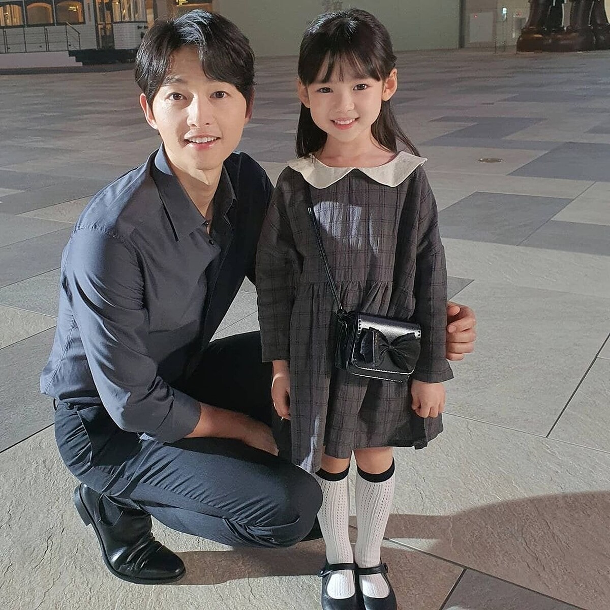 《文森佐》播畢近2個月還在燒！宋仲基 合照小童星太有父女相