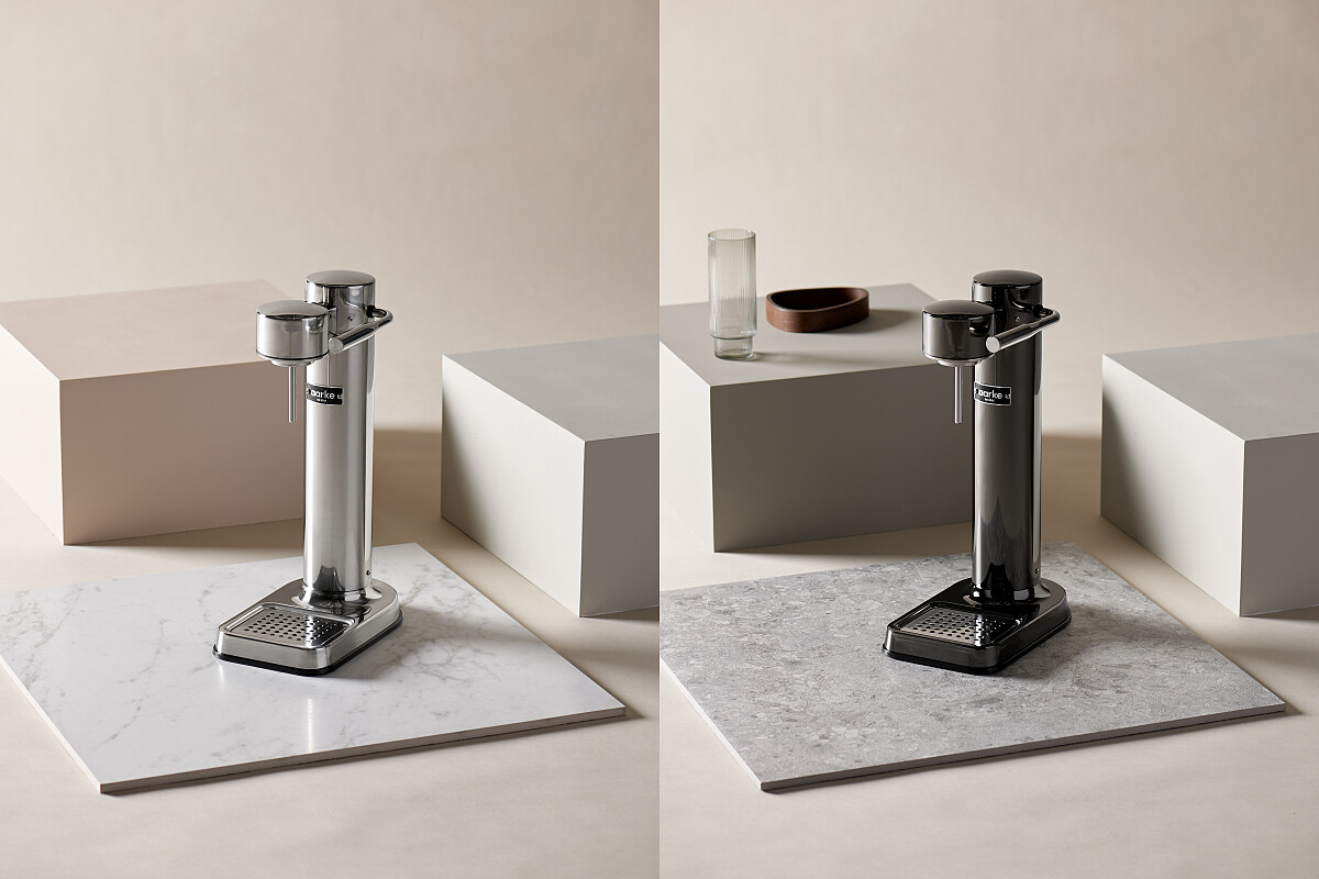 Steal 星河銀與 Black Chrome 曜石黑。