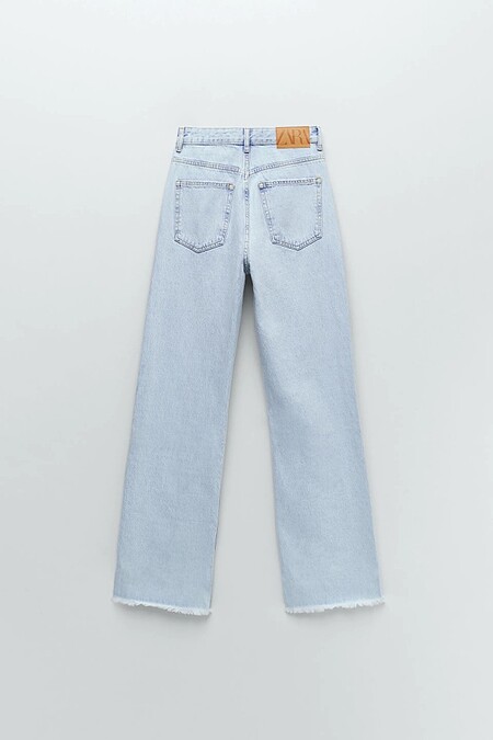 高腰直筒牛仔褲，NT1,290>>>NT890