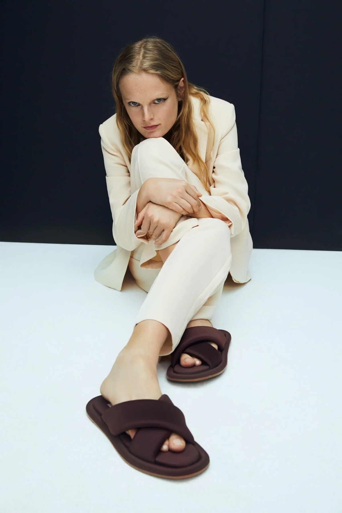 絎縫平底夾腳拖鞋，NT1,490>>>NT1,190