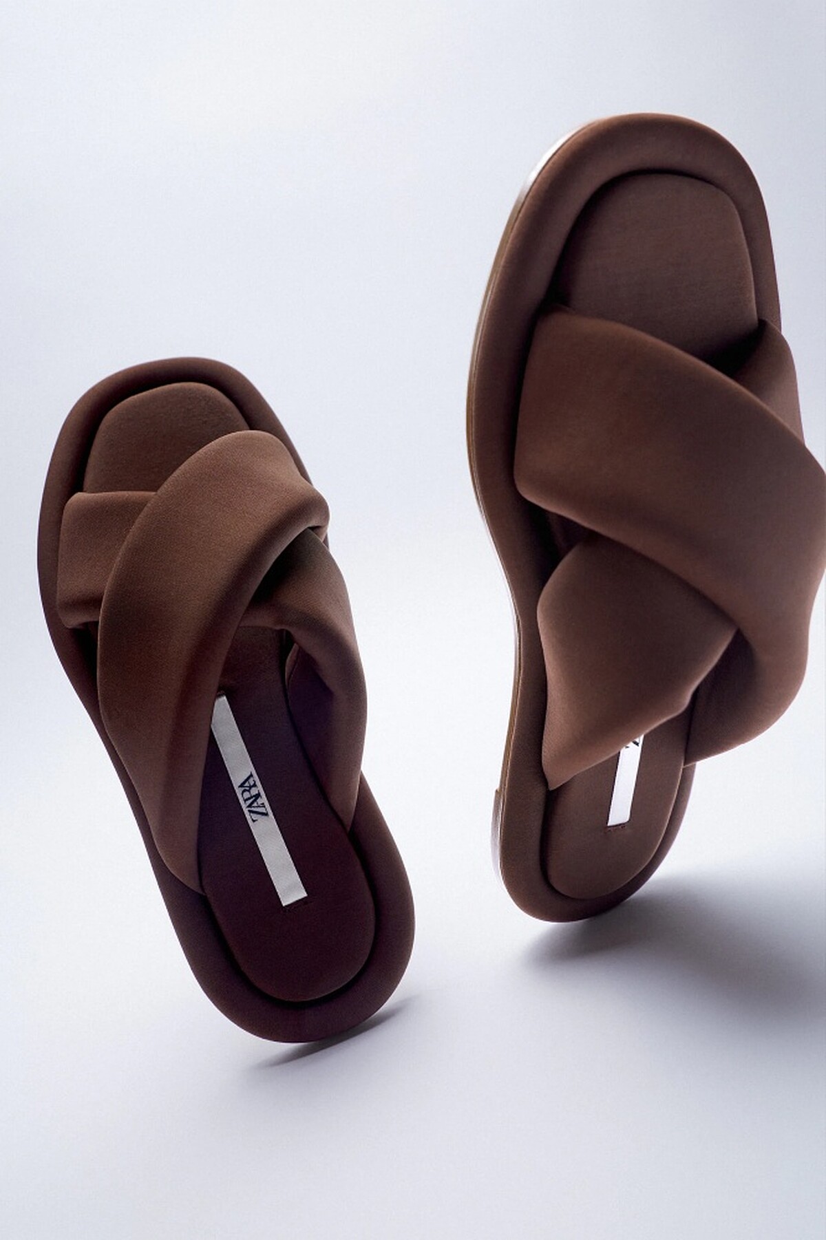 絎縫平底夾腳拖鞋，NT1,490>>>NT1,190