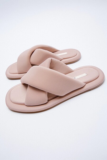 絎縫平底夾腳拖鞋，NT1,490>>>NT1,190