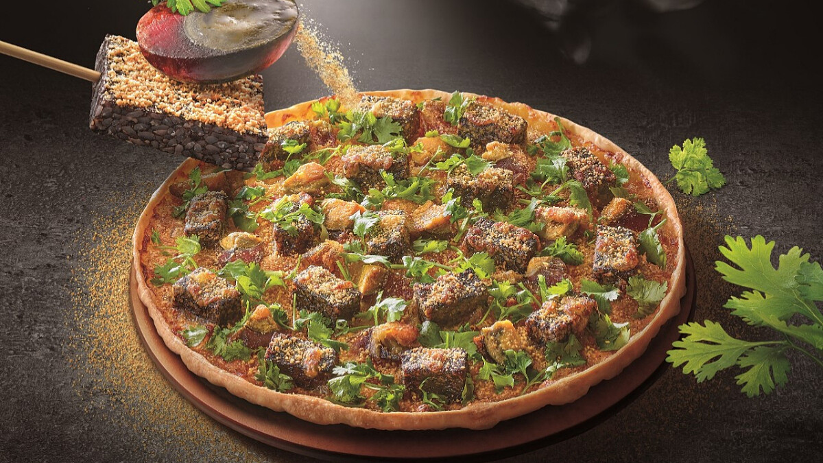 必勝客新口味太狂啦！「香菜皮蛋豬血糕比薩」混搭台味驚喜上市，你是「愛香菜派」還是「反香菜派」？