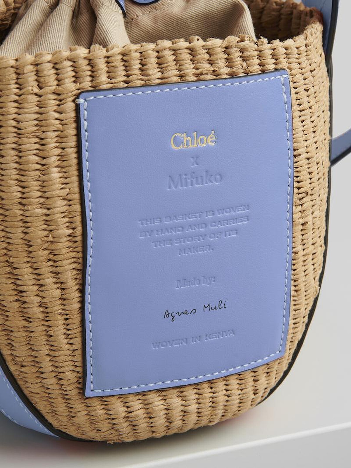 Chlo&eacute; Basket編織提籃，在包包正面的皮革面料上留有製作工匠的簽名