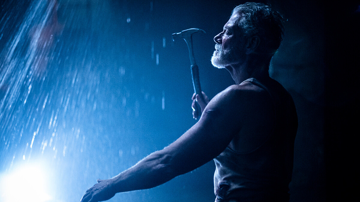 《暫時停止呼吸2》肌肉盲人老兵回來了！68歲硬漢史帝芬朗回歸，8月大銀幕挑戰驚悚指數