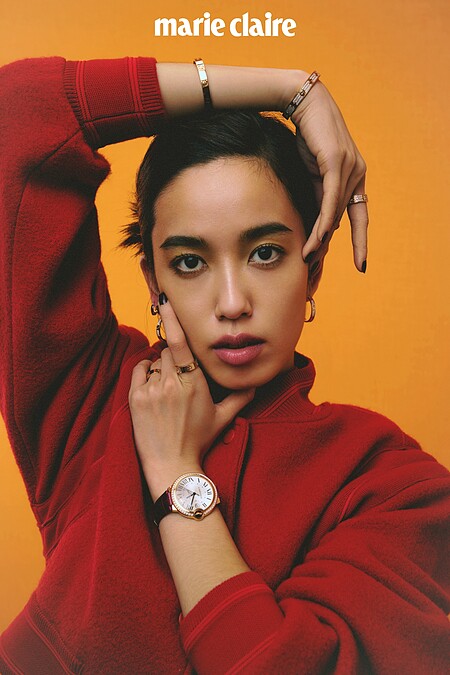 紅色毛呢短外套、針織領圍繫帶、西裝長褲，all by Givenchy。 Ballon Bleu 玫瑰金鑲鑽錶款、LOVE 系列玫瑰金耳環、戒指、手環，all by Cartier