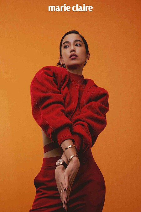 紅色毛呢短外套、針織領圍繫帶、西裝長褲，all by Givenchy。 Ballon Bleu 玫瑰金鑲鑽錶款、LOVE 系列玫瑰金耳環、戒指、手環，all by Cartier