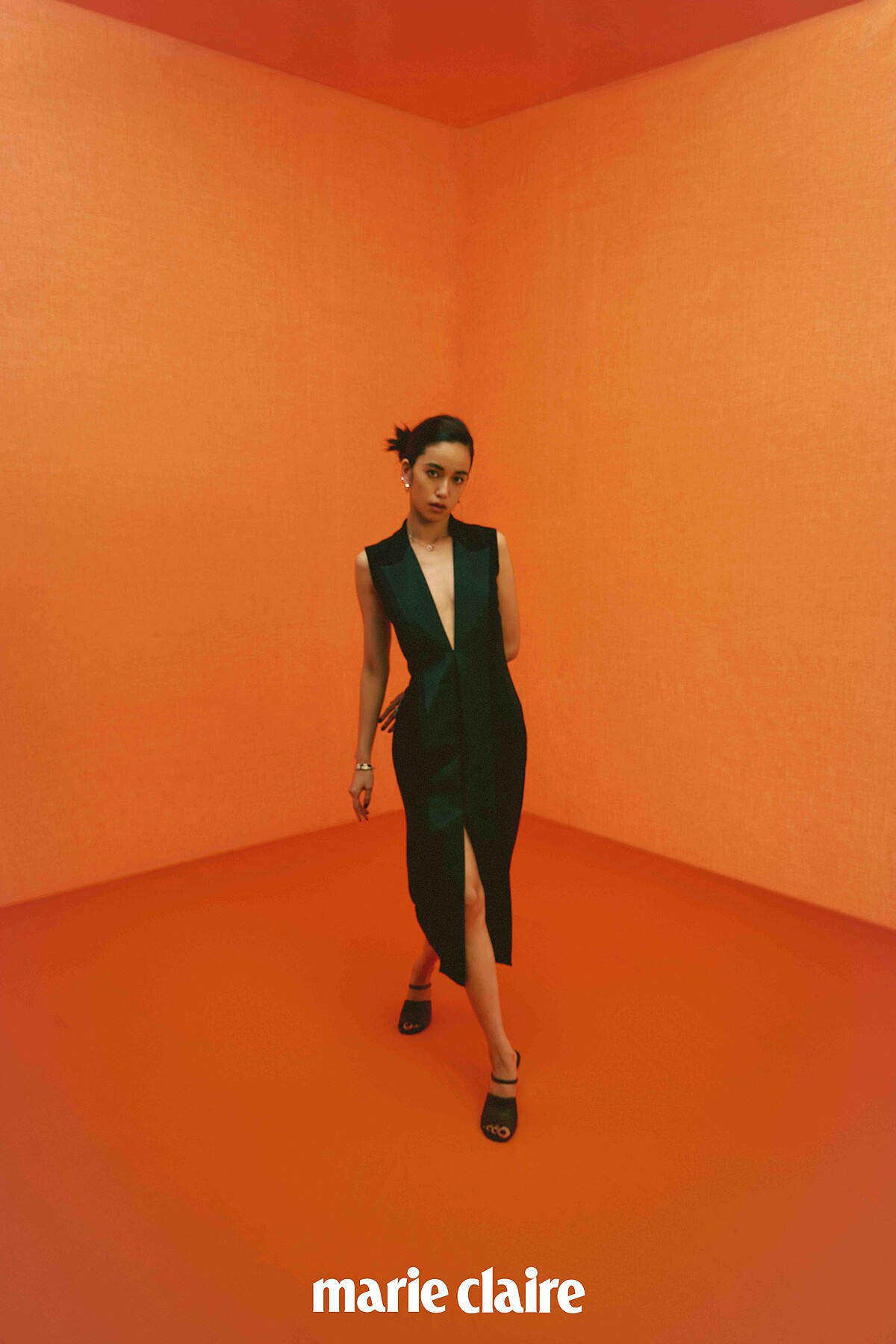 黑色深V剪裁與開岔設計洋裝、Fendi First 咖啡色後跟倒F造型高跟涼鞋，both by Fendi。Ballon Bleu 精鋼鑲鑽錶款、LOVE 系列白K金耳環、項鍊、戒指、手環，all by Cartier