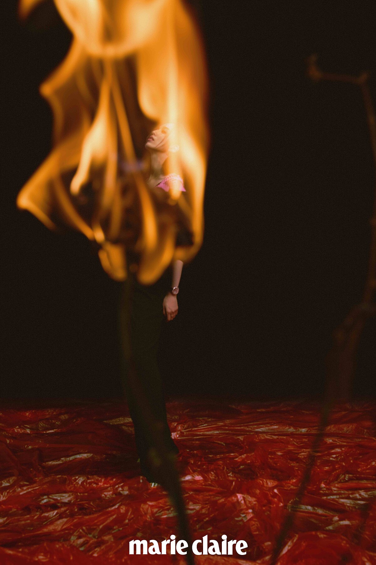 拼接領口設計黑色連身褲，Prada；拼接高跟鞋，Valentino。Ballon Bleu 玫瑰金鑲鑽錶款、LOVE 系列玫瑰金耳環、項鍊、戒指、手環，all by Cartier