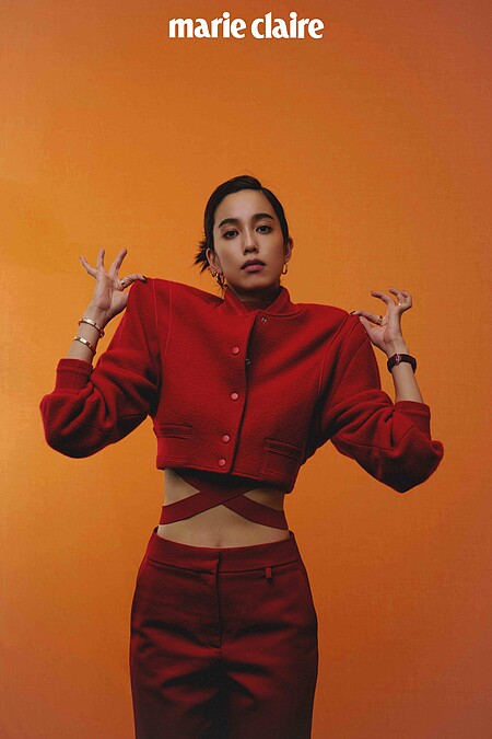 紅色毛呢短外套、針織領圍繫帶、西裝長褲，all by Givenchy。Ballon Bleu 玫瑰金鑲鑽錶款、LOVE 系列玫瑰金耳環、戒指、手環，all by Cartier