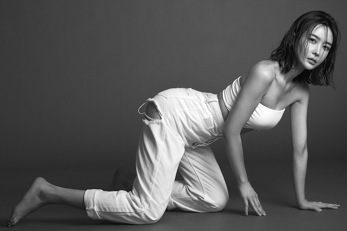 將臀部微笑線以最精準微妙的剪裁設計，融入在帥氣牛仔褲中，讓透過中性單品融入的性感更具個性感。