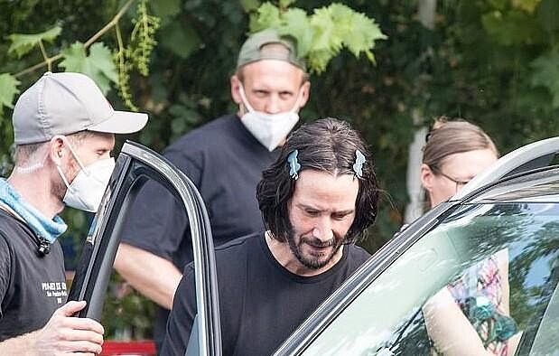 56歲 基努李維 《捍衛任務4》「超萌少女髮夾」造型真可愛