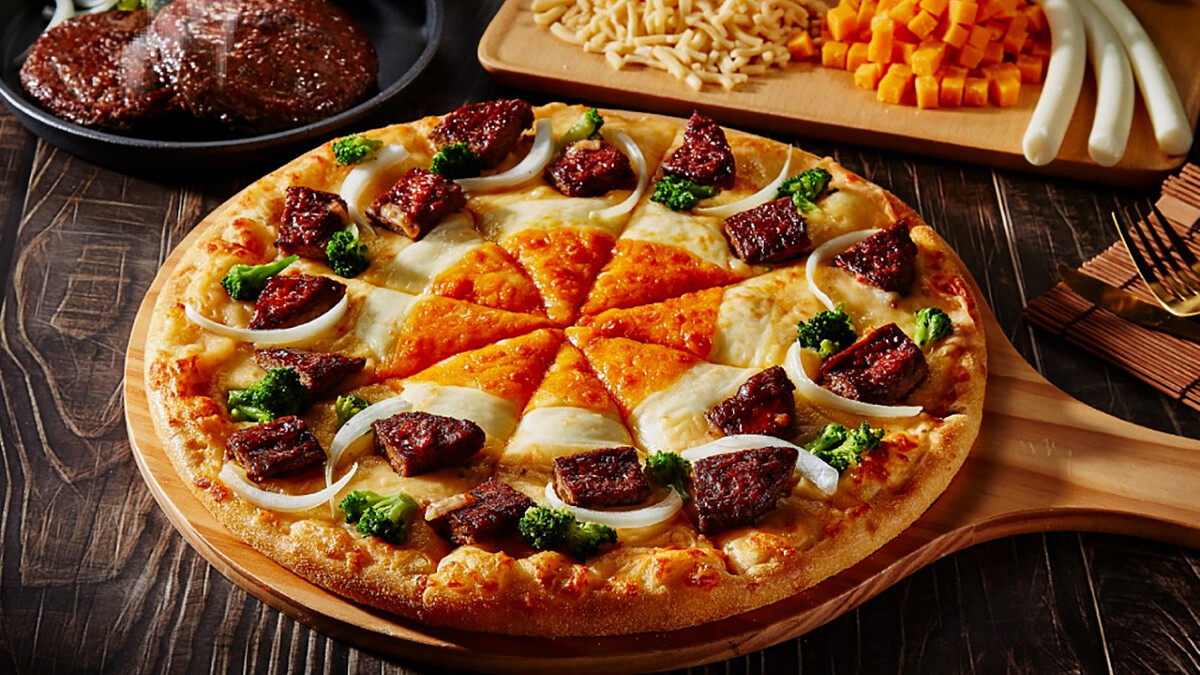 達美樂推出新口味「黃金和牛漢堡排披薩」！澳洲和牛漢堡排、巧達起司與莫扎瑞拉雙起司，完全就是最邪惡組合