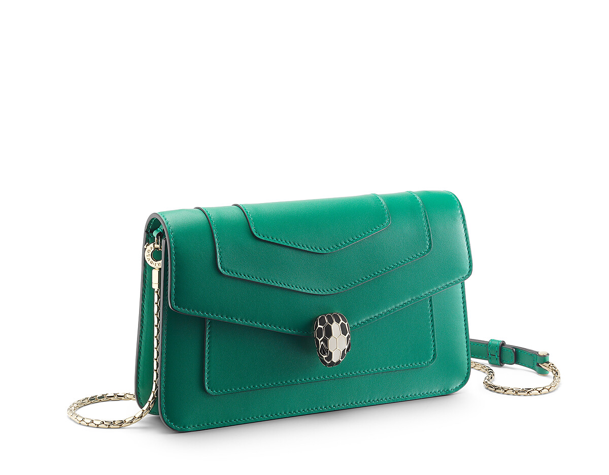 BVLGARI Serpenti Forever祖母綠色小牛皮Wallet On Chain手拿包 Serpenti Forever祖母綠色小牛皮wallet on chain手拿包，搭黑色內襯。鍍淡金色蛇頭扣環飾以黑色與白色琺瑯，蛇眼飾以孔雀石。附可拆式皮革鍊帶，單一隔層，1個拉鍊口袋，6個信用卡夾層。 參考售價：約新台幣50,700元(Size：20 x 12 x 4cm)