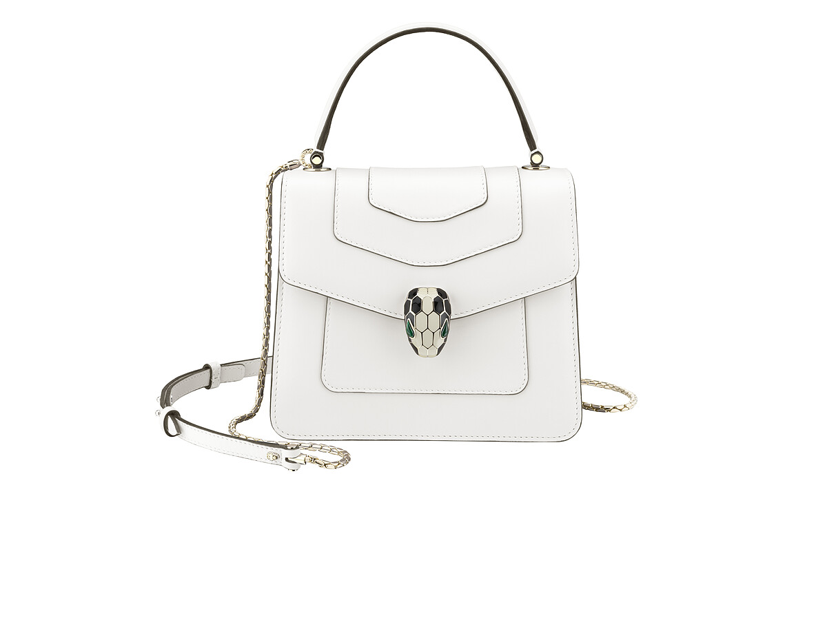 BVLGARI Serpenti Forever淨白瑪瑙色小牛皮手提肩背包 Serpenti Forever淨白瑪瑙色小牛皮手提肩背包。鍍淡金色蛇頭扣環飾以黑色與白色琺瑯，蛇眼飾以孔雀石。手提包型搭配三個內格收納層，附可調可拆式鍍淡金色鍊帶與皮革背帶及化妝鏡。 參考售價：約新台幣87,100元(Size：18 x 15 x 11cm)