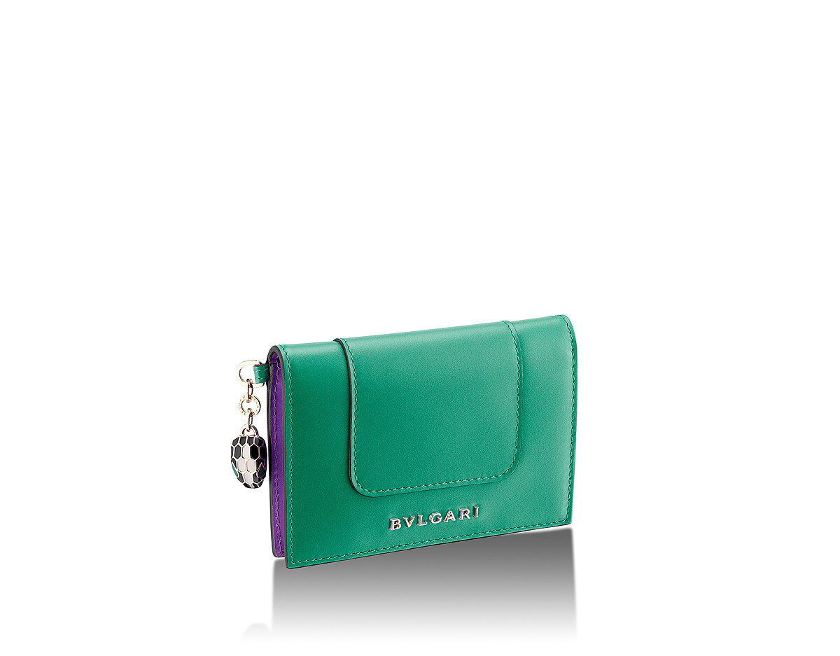 BVLGARI Serpenti Forever祖母綠色小牛皮卡夾 Serpenti Forever祖母綠色卡夾，薰衣草紫水晶色內襯，搭配黑色與白色琺瑯，蛇眼飾以孔雀石綠色琺瑯。 參考售價：約新台幣13,100元(Size：11 x 8 x 1cm)