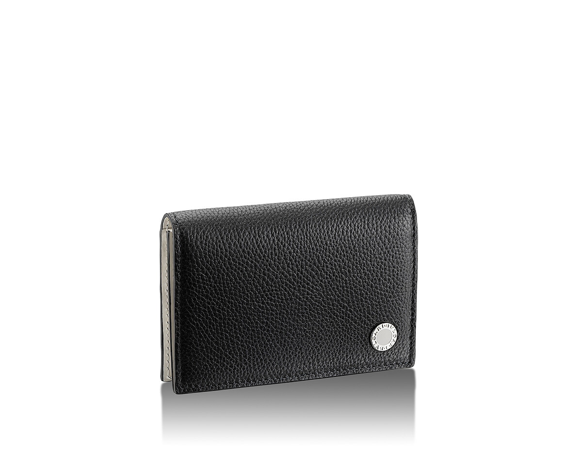 BVLGARI BVLGARI BVLGARI黑色小牛皮中性卡夾 BVLGARI BVLGARI黑色小牛皮卡夾，1個收納夾層跟5個信用卡夾層，鍍銀扣環鐫刻品牌Logo標誌。 參考售價：約新台幣11,100元(Size：11.5 x 8 x 2.5cm)