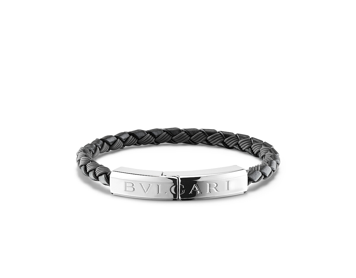 BVLGARI BVLGARI MAN 編織小牛皮銀手環 BVLGARI BVLGARI MAN黑色小牛皮與橡膠手環，鍍銀扣環鐫刻品牌Logo標誌。 參考售價：約新台幣20,200元