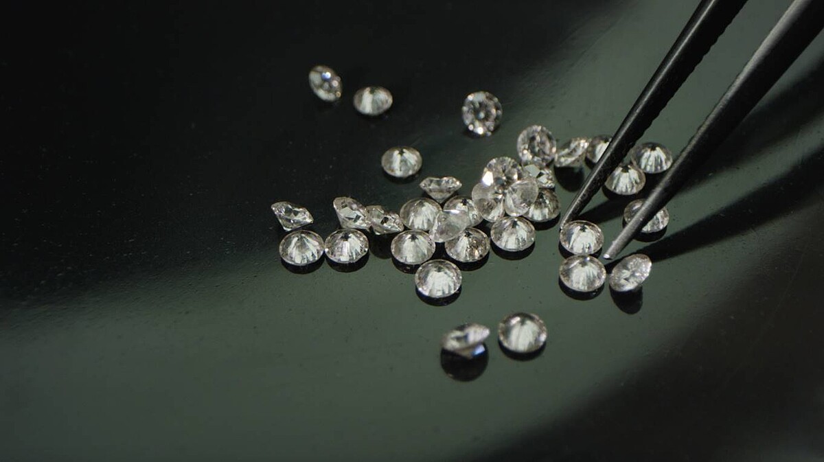 「Tiffany的鑽石是以最高標準採購得來。不僅鑽石品質超卓,還符合社會與環保責任最高標準。我們深信,能夠追溯鑽石原產地,就最能確保兩者兼顧。」—Anisa Kamadoli Costa,Tiffany & Co.可持續發展總監