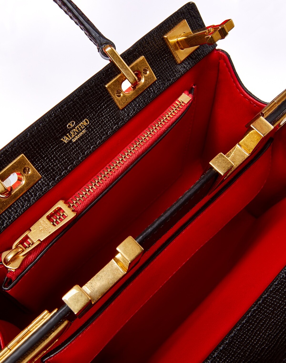 Valentino Garavani Rockstud Alcove手提包，迷你NT77,500、小型NT122,000、中型NT140,000