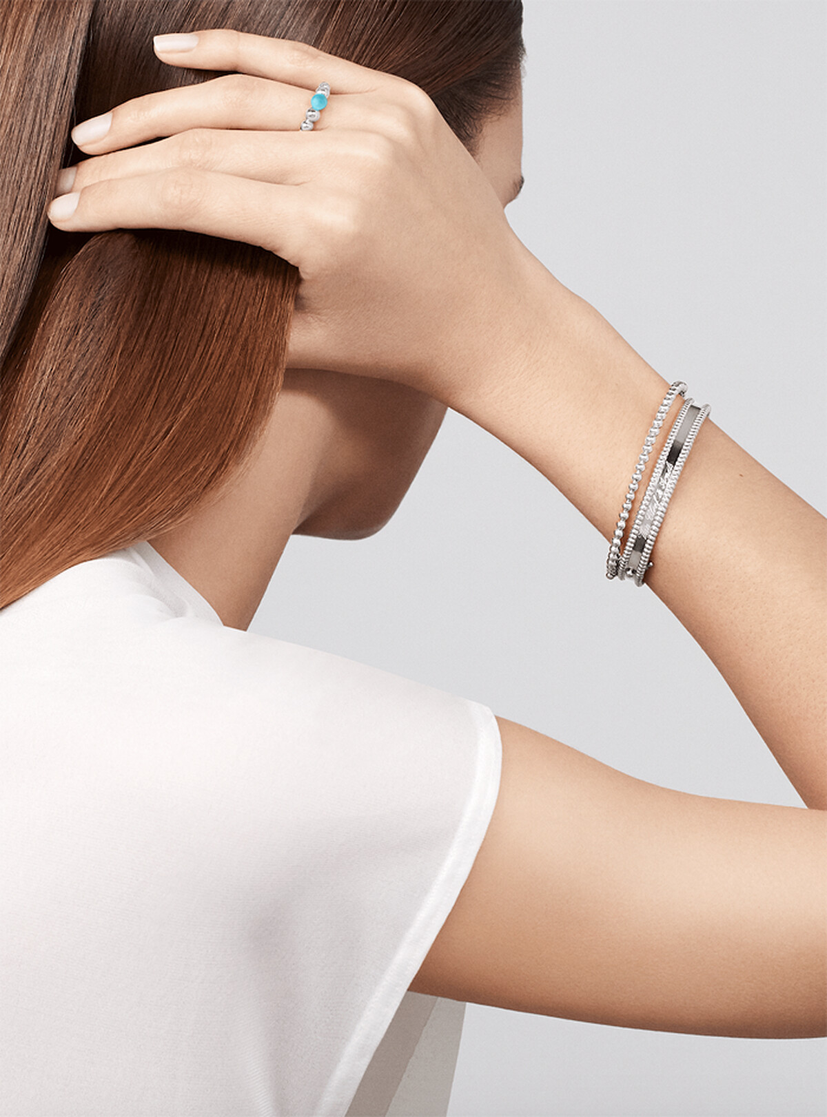 Van Cleef & Arpels - Perlee signature手鐲(白K金)，建議售價約新台幣$206,000元