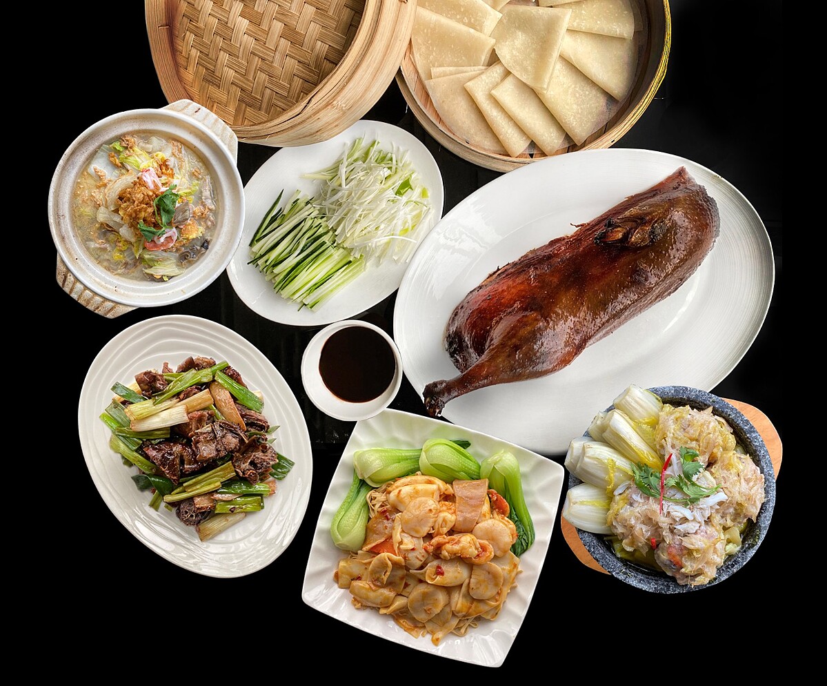 桃花林招牌「經典港式片皮鴨饗宴」四人合菜包含烤鴨半隻以及鎮江溫莎骨、XO醬海鮮炆伊麵等經典好菜。