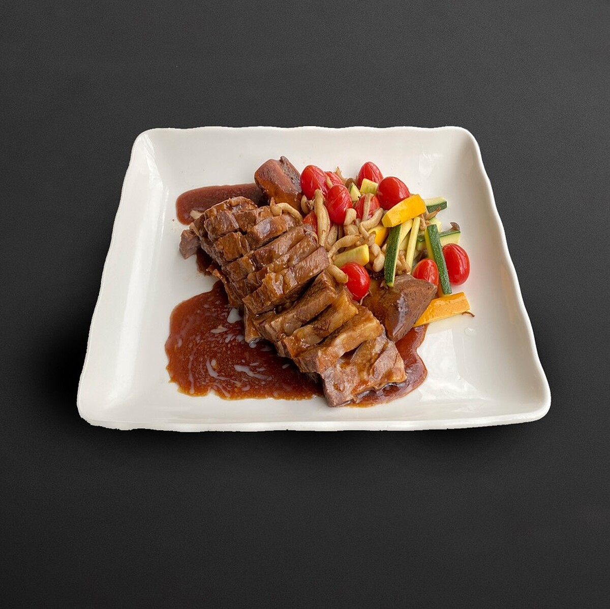 桃花林經典單品「蘇造無骨牛」，精選穀飼美國牛，大火煎封美味，再經特製滷汁燉煮。