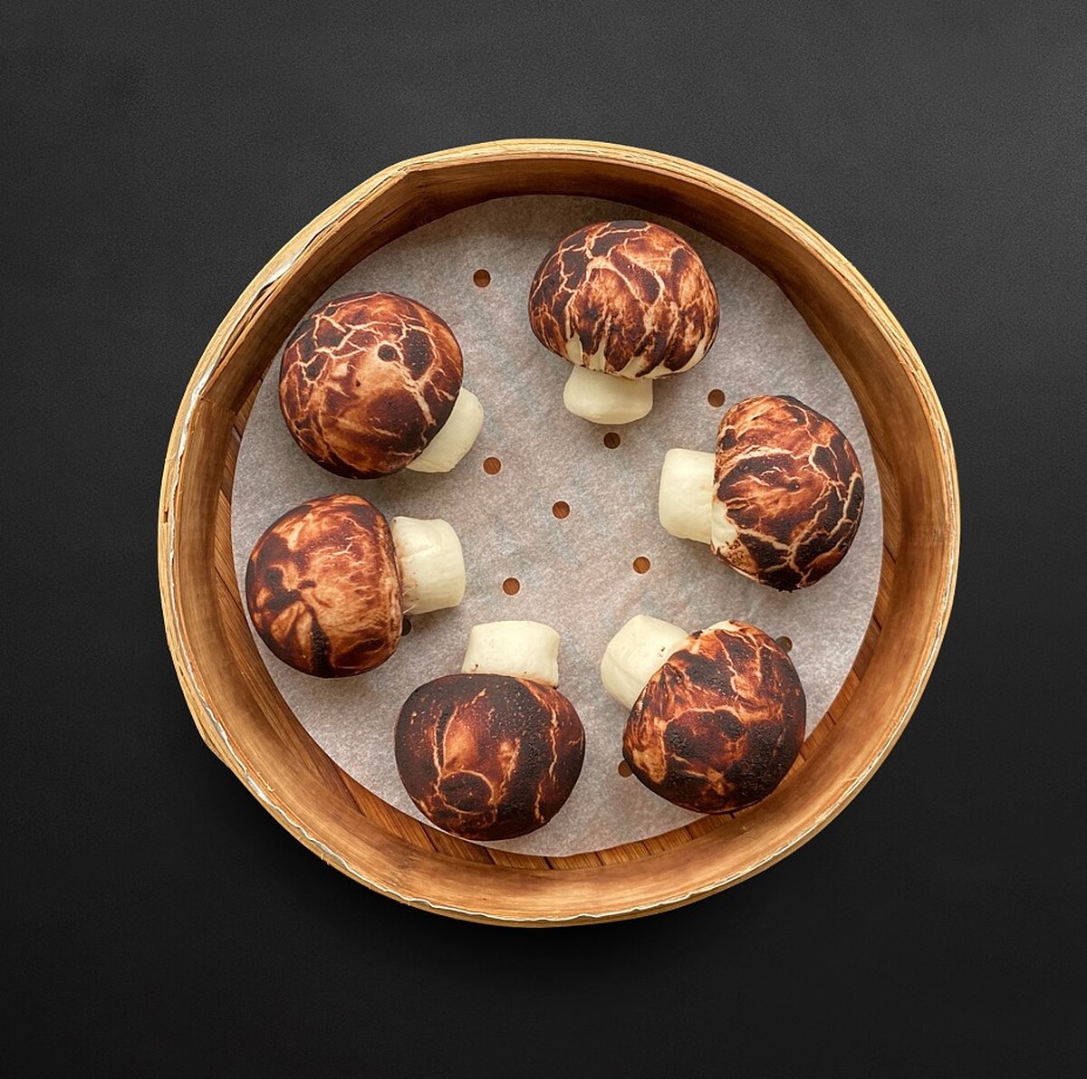 造型別緻的「奶皇流沙包」，一口咬下香氣四溢，滿足飯後甜食味蕾。