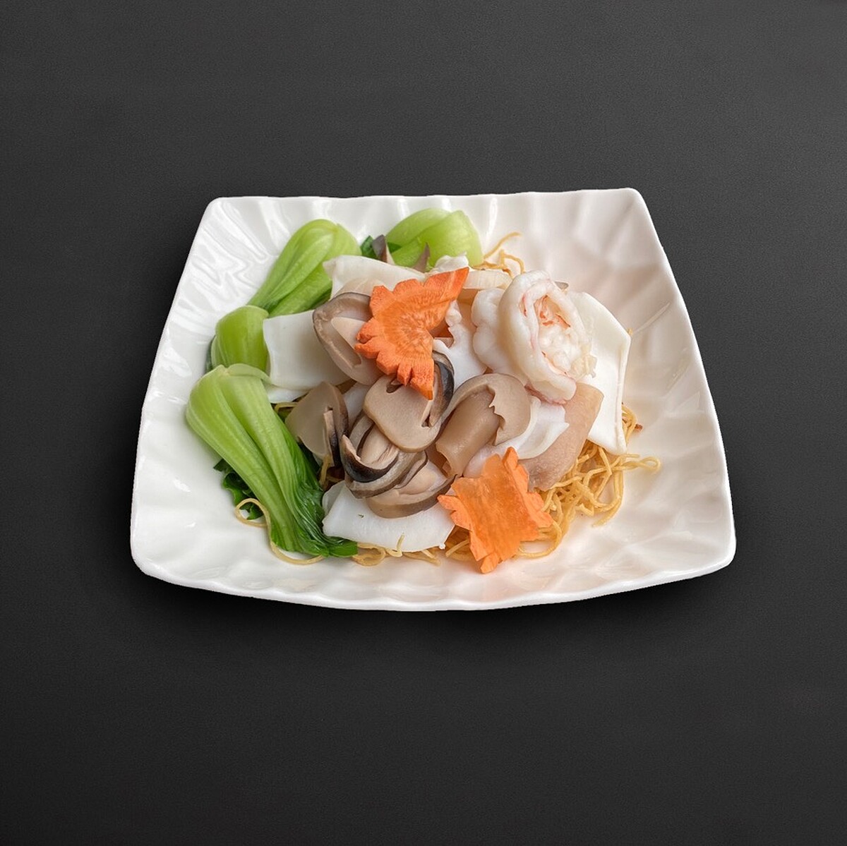 懶得開火的日子，來上一份「海鮮廣東炒麵」麵體酥脆，沾裹芡汁的各式海鮮吃來特別爽滑。