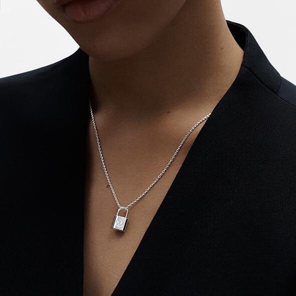 Louis Vuitton Silver Lockit純銀吊墜項鍊，售價NT21,700