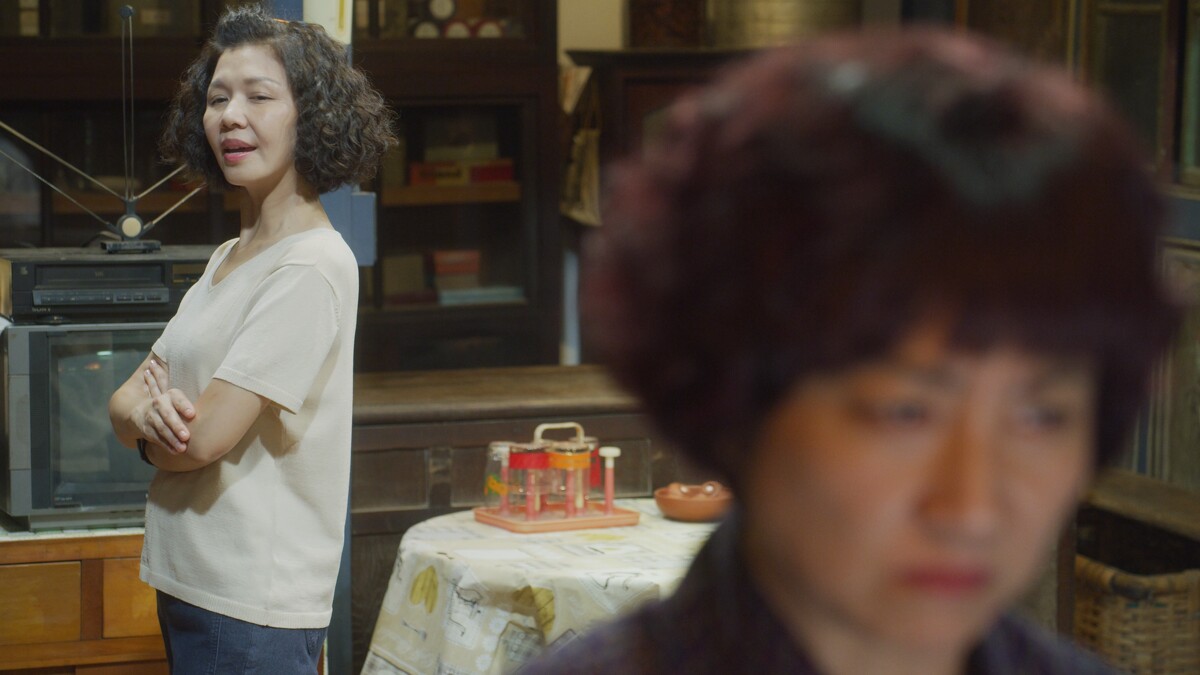 ▲▼劇中楊麗音和于子育婆媳為了中藥行的經營爭論。(圖/華視、CATCHPLAY提供)