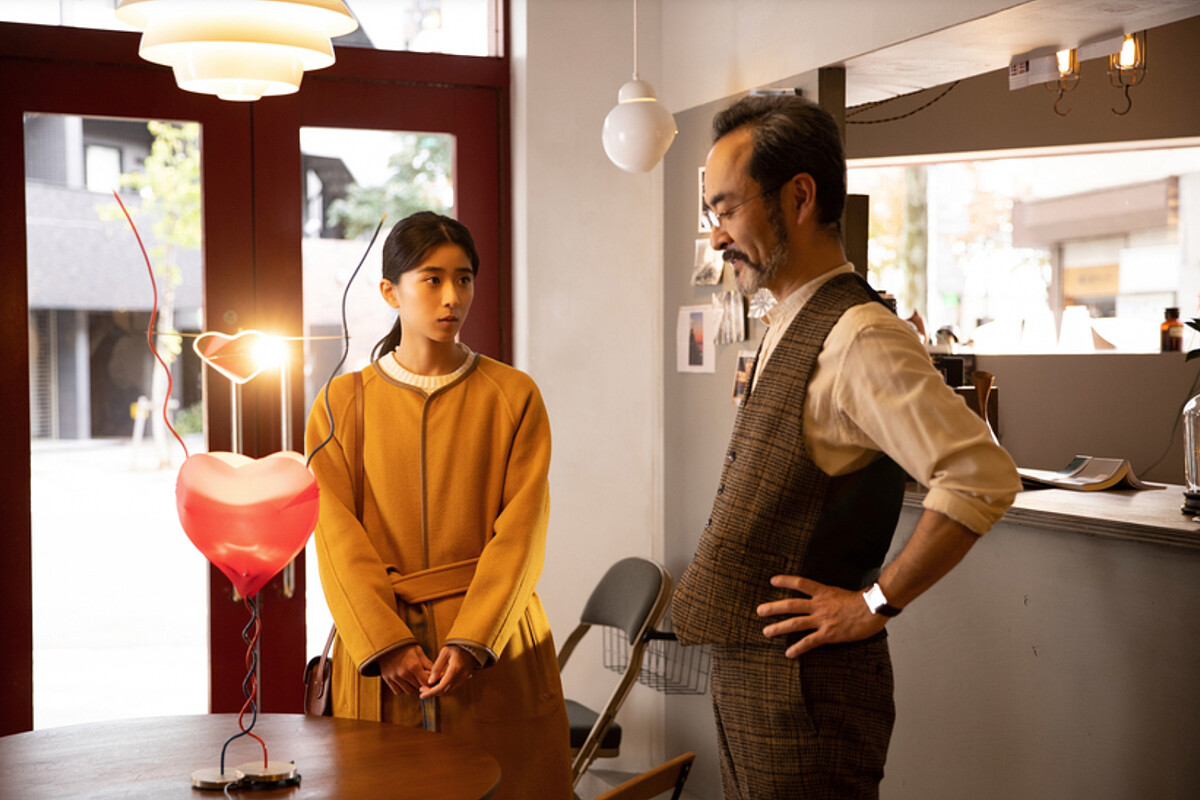 日本影壇新星黑島結菜飾演主角，左為飾演燈具店主的古立寬司。