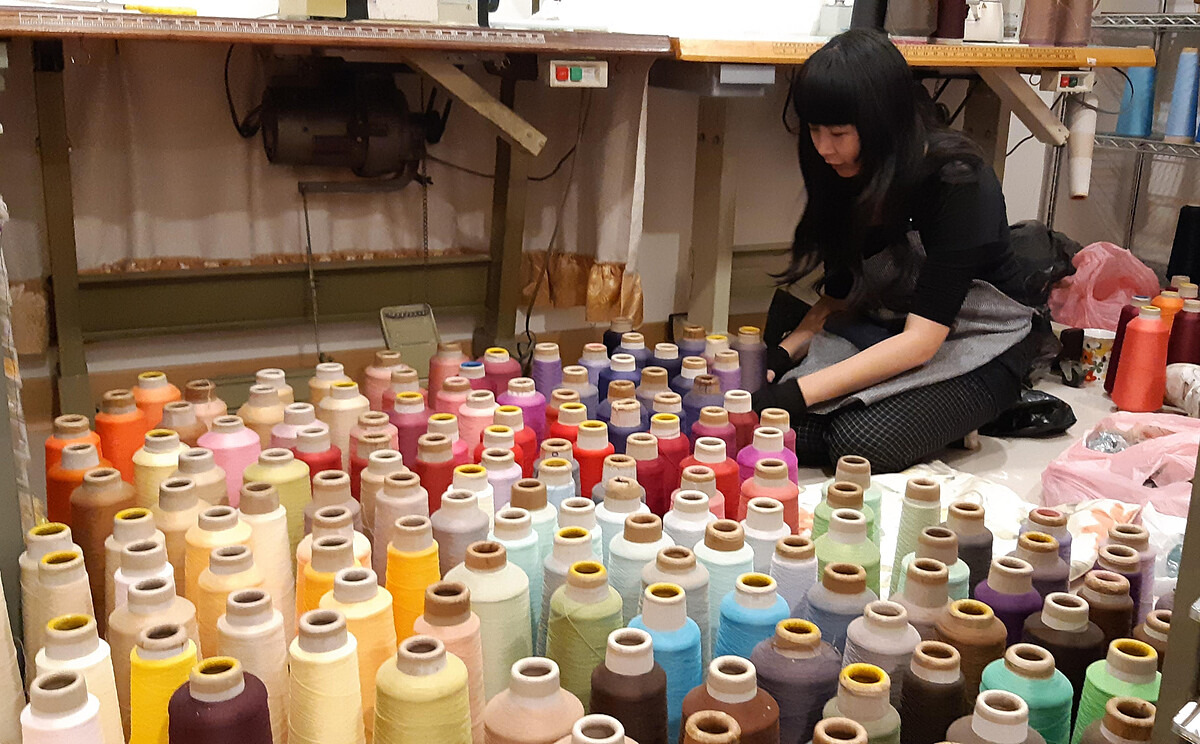 ▲廖心筠整理客戶媽媽留下來的裁縫室。（圖片提供／廖心筠）