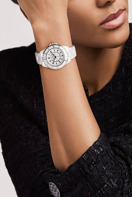 Chanel J12系列手錶，錶徑33毫米，售價NT160,000