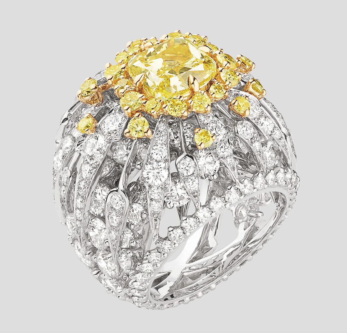 CHAUMET Soleil Glorieux 戒指 18K白金和18K黃金戒指,鑲嵌一顆重約 3.42 克拉IF級枕形切割濃彩黃鑽,以及明亮式切割鑽石和黃鑽。