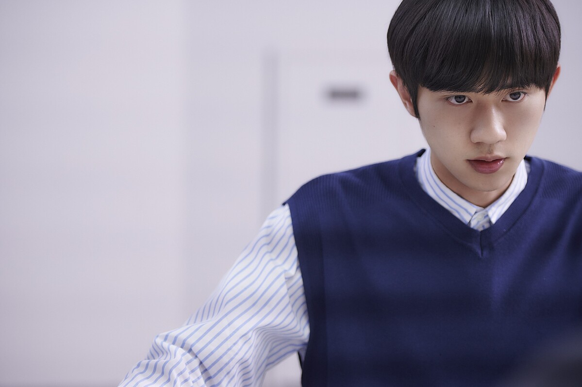 姜典氣質清新出眾，在新生代演員中頗為亮眼、被粉絲大讚是名符其實的寶藏男孩