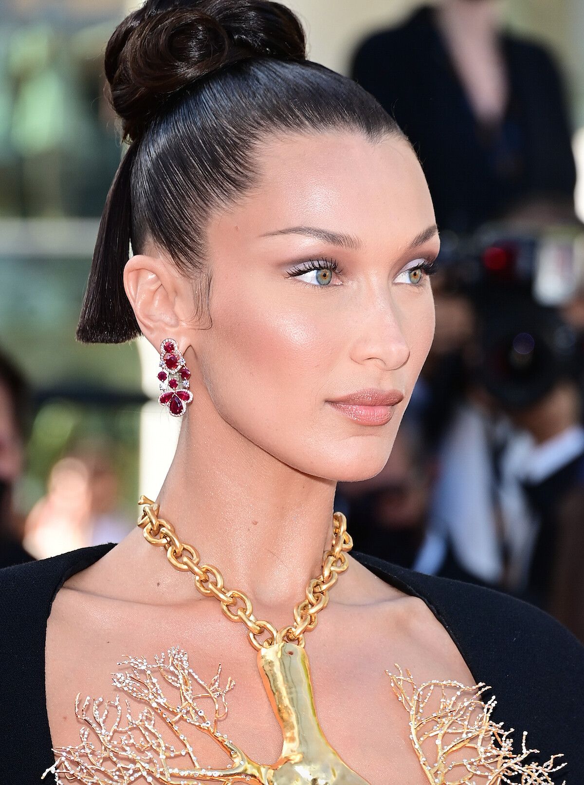 Bella Hadid以紅寶石耳環搭配 Schiaparelli 秋冬21高訂系列禮服與肺葉造型項鍊