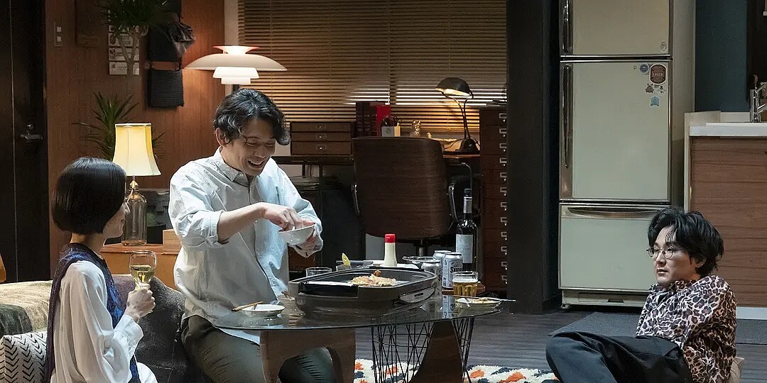 《大豆田永久子與三個前夫》裡，女主角第一任前夫松田龍平劇中的家中也有 PH80 立燈的身影。（翻攝friDay影音）