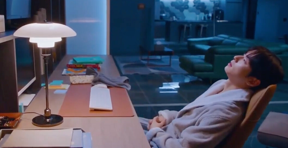 《女神降臨》男主角車銀優房間使用 PH3/2 桌燈。（翻攝friDay影音）
